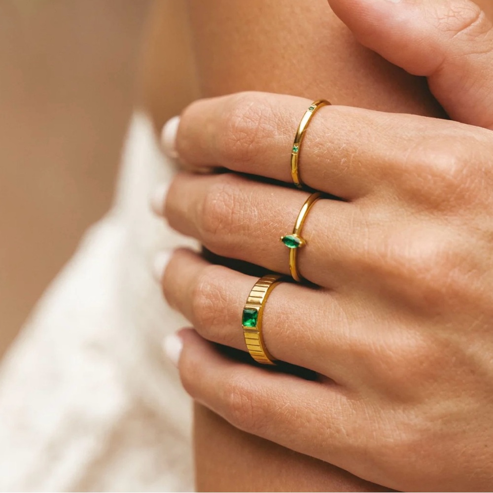 NWT Atolea Dainty Emerald Ring Size 5